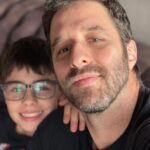 Rafinha Bastos Instagram – Quando começou a pandemia, fiquei preocupado de cancelar os shows em NY e voltar pro Brasil. Passaram-se 18 meses e esse tempo todo ao lado desse carinha aí foi incrível. Breve devo voltar pros EUA e já tá dando uma saudade desgraçada. Te amo, filhones! Ps: Post sem piada sim. Aqui é amor e sentimento, caraio!