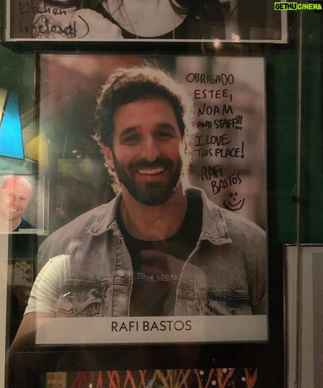 Rafinha Bastos Instagram - Sempre sonhei com essa imagem. Uma das maiores conquistas da minha carreira: Minha foto na parede do Comedy Cellar. Devo estar fazendo alguma coisa certa. Obrigado Noam, Estee, Val, Liz, equipe e colegas comediantes que fazem parte desse lugar incrível (obrigado ao meu amigo @imericneumann pelo clique). Obrigado a você que tá lendo por torcer por mim. 🙌 Ps: Sim… acho RAFI meio esquisito, mas é assim que gringo foge do ‘NH’, então pra mim tá blz. (📸: @carolbiazotto) 🇺🇸 I always dreamed of this image. One of the biggest achievements of my career: My picture on the wall of the Comedy Cellar. I must be doing something right. I'm very happy! Thanks Noam, Estee, Val, Liz, team and fellow comedians who are a part of this amazing place (thanks to my friend @imericneumann for the click). Thanks for cheering for your friend here. 🙌