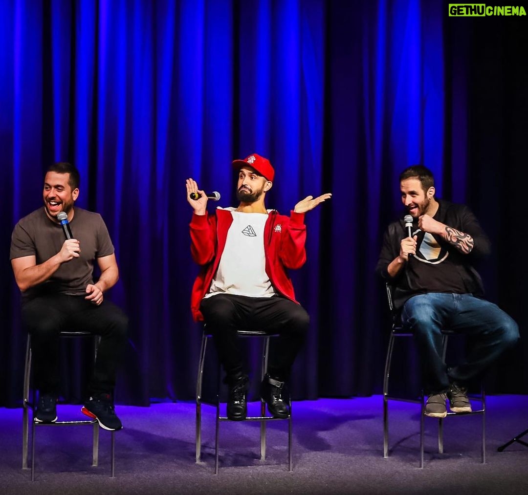 Rafinha Bastos Instagram - O show novo tá pronto. Tá pesado. Só falta a Netflix mandar o contrato. Na verdade, falta também a Netflix dizer que quer o show… mas isso é só um detalhe. Presídio do Tremembé, aí vou eu! (📸: @ajulianadasfotos) @netflixbrasil Teatro Renaissance