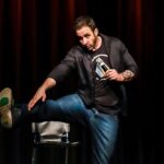 Rafinha Bastos Instagram - O show novo tá pronto. Tá pesado. Só falta a Netflix mandar o contrato. Na verdade, falta também a Netflix dizer que quer o show… mas isso é só um detalhe. Presídio do Tremembé, aí vou eu! (📸: @ajulianadasfotos) @netflixbrasil Teatro Renaissance