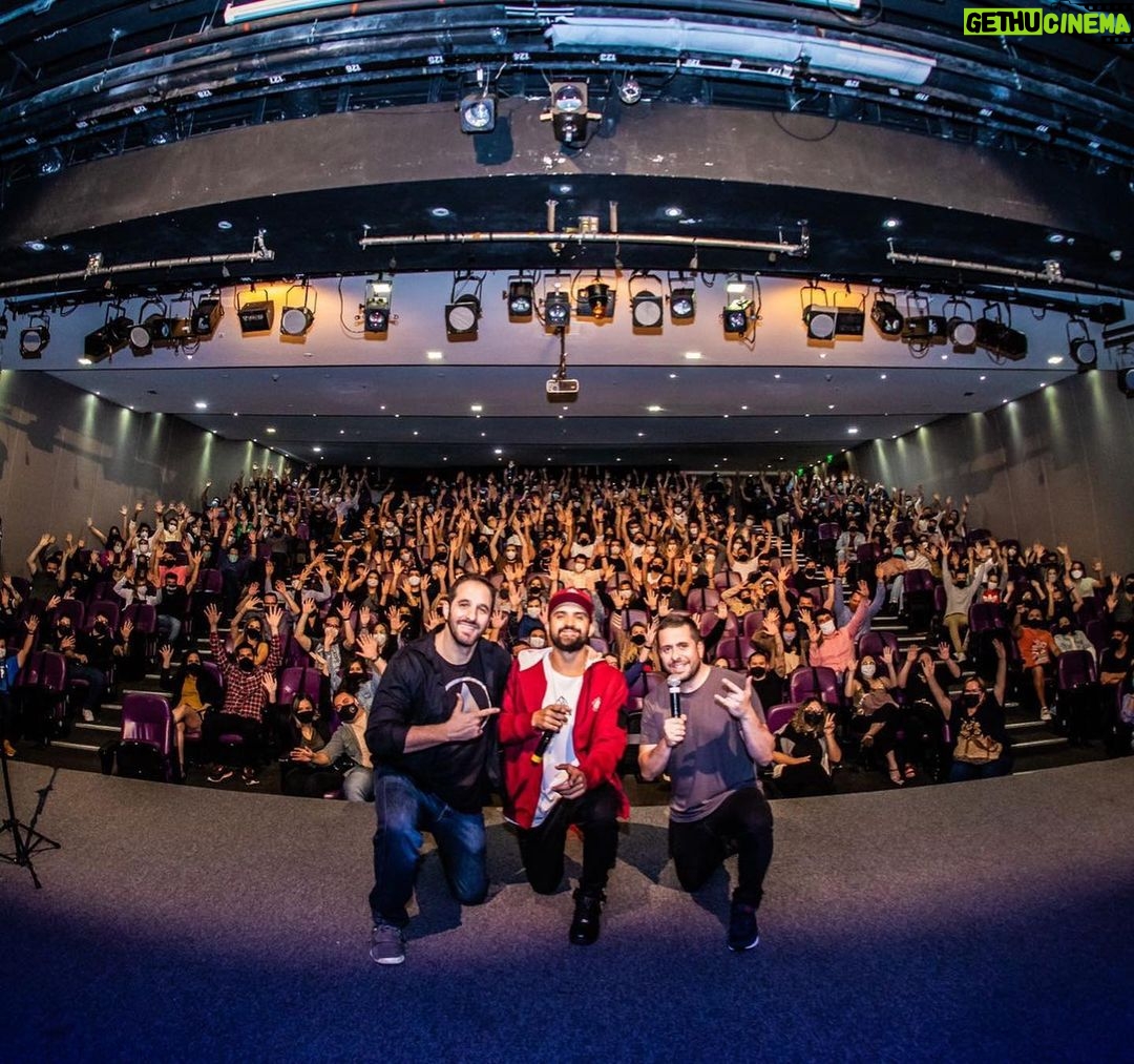 Rafinha Bastos Instagram - O show novo tá pronto. Tá pesado. Só falta a Netflix mandar o contrato. Na verdade, falta também a Netflix dizer que quer o show… mas isso é só um detalhe. Presídio do Tremembé, aí vou eu! (📸: @ajulianadasfotos) @netflixbrasil Teatro Renaissance