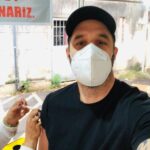 Rafinha Bastos Instagram - Sei que você já viu centenas de fotos parecidas, mas vou postar a minha também. VOU SIM! LALALA! Você não manda em miiiiim (estou fazendo lalala e tapando os ouvindos enquanto você tenta falar). 1ª dose. Tô feliz demais e espero que você fique feliz assim também logo logo. 🙌 Ps: No banner atrás saiu a palavra NARIZ. Isso é bullying. 👃 São Paulo, Brazil