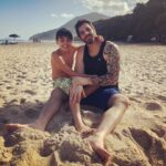 Rafinha Bastos Instagram - Um pai que odeia praia, mas ama o filho a ponto de brincar na areia. 🙌 Sao Sebastião - litoral SP