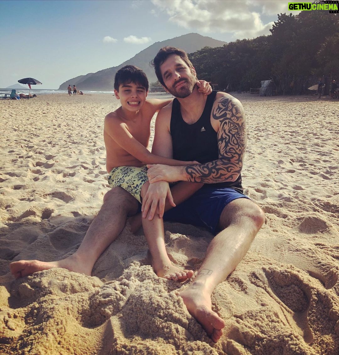 Rafinha Bastos Instagram - Um pai que odeia praia, mas ama o filho a ponto de brincar na areia. 🙌 Sao Sebastião - litoral SP