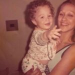 Rafinha Bastos Instagram - Sim... eu era crespo, loiro e tinha olhos azuis... ou minha mãe achava o bebê do vizinho mais bonito, tirava fotos com ele e até hoje mente que era eu. FELIZ DIA para a minha mãezinha e pra mãe do desgraçado do fotógrafo que pensou: “Quer saber... vou cortar metade da cabeça dela e dar um destaque especial para aquele disjuntor ali na parede”.