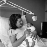 Rafinha Bastos Instagram - Feliz dia das mães pra melhor mãe do mundo… e também pra essa que eu peguei no Google Imagens. É uma foto de 1952. Eu não tenho 71 anos. Obrigado.