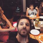 Rafinha Bastos Instagram - Mulher + filho+ ex-mulher + cachorro + pudim. Aqui é todo mundo junto. Isso o UOL não mostra, né... seus arrombado! Jantinha pela @rofergastronomia. 🥑🥘🌽