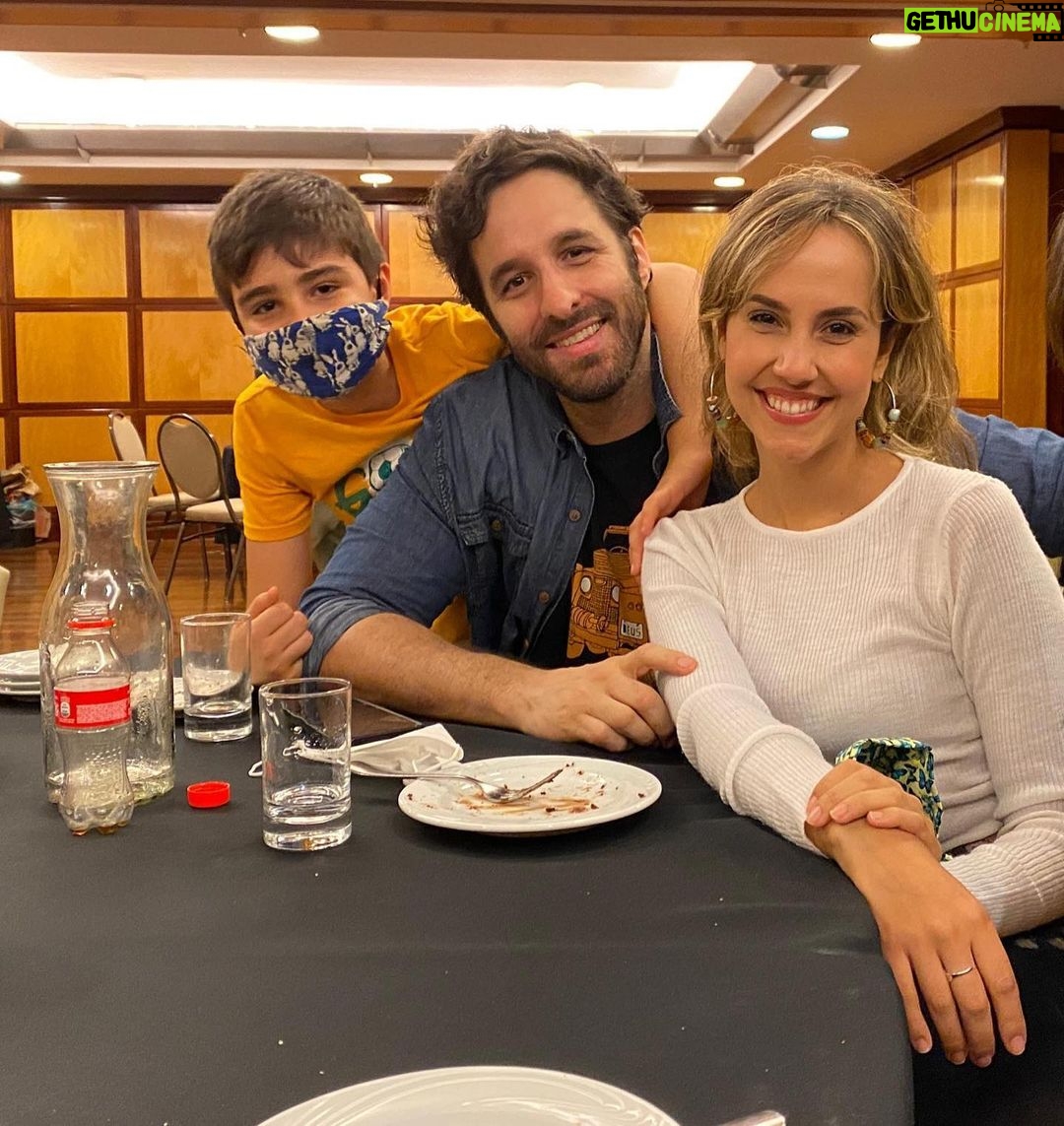 Rafinha Bastos Instagram - Bolinho de aniversário com meus amores. 44 anos... aí vamos nós! Ps: Meu filho de máscara pra não contaminar o pai idoso. São Paulo, Brazil