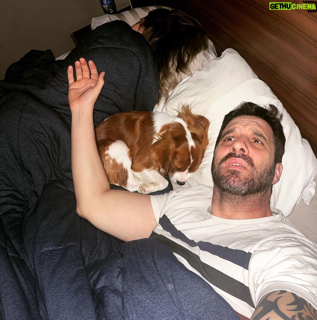 Rafinha Bastos Instagram - Saudade do tempo em que eu dormia do lado da minha mulher. 💔