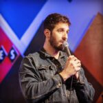 Rafinha Bastos Instagram - m (Alerta pro textão) Em 2018, eu resolvi abraçar um sonho antigo: Fazer o que amo, nos lugares que sempre sonhei, dividindo o palco com comediantes que sempre assisti e admirei. Estou há 2 anos morando nos Estados Unidos fazendo stand-up em inglês pelo país inteiro. Esta jornada não teria êxito algum sem o apoio de toda a galera que sempre curtiu meu trabalho. Seja indo nos shows ou dando um like nas minhas redes, o povo embarcou nessa estrada comigo e tá acompanhando cada passo meu. Muita coisa foda rolou em pouco tempo e sinto que é hora de pensar maior ainda. Agora cheguei num novo momento dessa história: Preciso construir um novo público pro meu trampo. Pra isso preciso de novo da tua força. Meu 1º passo nessa busca: Criei um perfil em inglês no Instagram onde comecei a postar alguns vídeos meus nos palcos americanos. Segue o @raficomedy e, se puder, deixa um like ali nos posts que surgirem pra você. Dá pra seguir meus 2 perfis tranquilo porque o conteúdo ali é diferente (e meus vídeos do palco tem legenda em português). Você vai notar que hoje 95% dos comentários ali são da galera brasileira, mas aos poucos os gringos vão chegando... e daqui a pouco, dominamos o mundo. Muhahahahahe (risada maligna)! Obrigado pelo força de sempre. 🙌 (📸 @leocunhamedia) Carolines on Broadway