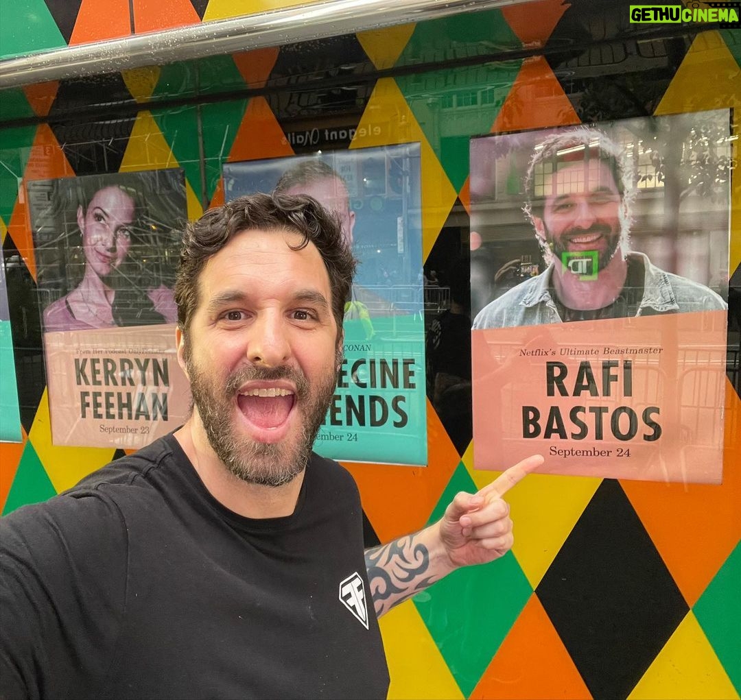 Rafinha Bastos Instagram - O amigo Rafael não tem a assessoria de imprensa da Anitta, mas tá dando seus pulos. Isso aqui é gigante: Esse sábado vou fazer o meu solo na Broadway em NY. Vem me assistir no @carolinesonbway! Ingressos na bio e nos stories!