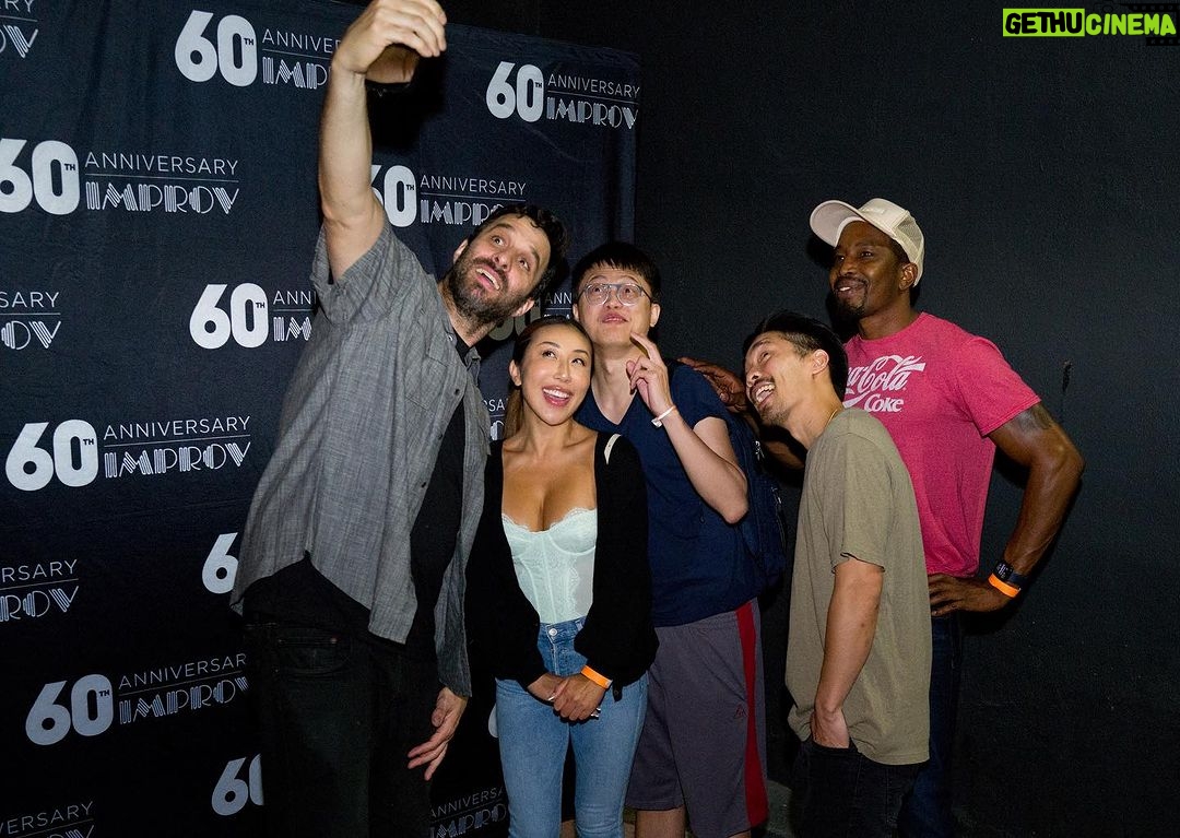 Rafinha Bastos Instagram - De U$10 a shows lotados numa quarta-feira. 🙌 Obrigado por acompanhar o meu rolê. É legal demais saber que a galera tá curtindo essa minha busca. Ah… e a turnê continua. Locais e datas na última imagem do Carrossel (📸 @nicklanata).