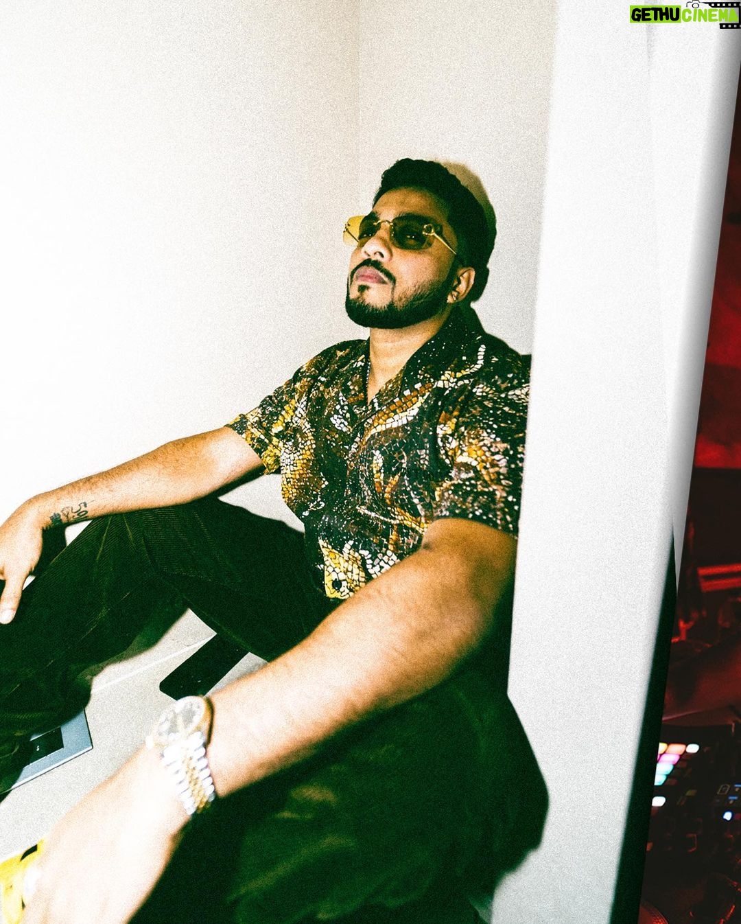 Raftaar - 156.6K Likes - Shukarguzaar - Aapka Raftaar.
🌹🧿❤️🧿🌹
Dil khush hojata hai jab mere gaano ke sang tumhara honth hilte hain. Dhanywaad.
MUMBAI-INTENSITY TOUR.
📈🧿🥷🧿📈
Agla station PUNE. Get you tickets now. LINK IN BIO ☝️☝️☝️
styled @volambiladki
📸 @thatrecklessboy
@team.innovation @kalamkaarmusic
#raftaar #intensitytour #kalamkaar #india
