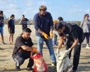 Raftaar Instagram - Thank you mere bhai @raftaarmusic for joining us today and making 264th week of @beachwarriorsindia strongest 💪✨️

#Earthday became even more special  with your presence and motivation 💚✨️

Eagerly waiting for more such projects together 🤞

Love you Bhai 🧿🤗❤️