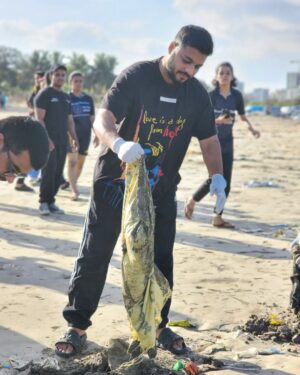 Raftaar Instagram - Thank you mere bhai @raftaarmusic for joining us today and making 264th week of @beachwarriorsindia strongest 💪✨️

#Earthday became even more special  with your presence and motivation 💚✨️

Eagerly waiting for more such projects together 🤞

Love you Bhai 🧿🤗❤️