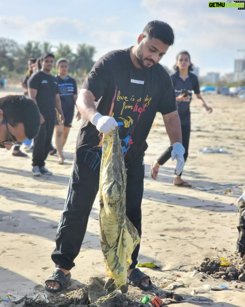 Raftaar Instagram - Thank you mere bhai @raftaarmusic for joining us today and making 264th week of @beachwarriorsindia strongest 💪✨️ #Earthday became even more special with your presence and motivation 💚✨️ Eagerly waiting for more such projects together 🤞 Love you Bhai 🧿🤗❤️ Juhu Koliwada