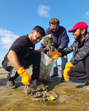 Raftaar Instagram - Thank you mere bhai @raftaarmusic for joining us today and making 264th week of @beachwarriorsindia strongest 💪✨️

#Earthday became even more special  with your presence and motivation 💚✨️

Eagerly waiting for more such projects together 🤞

Love you Bhai 🧿🤗❤️