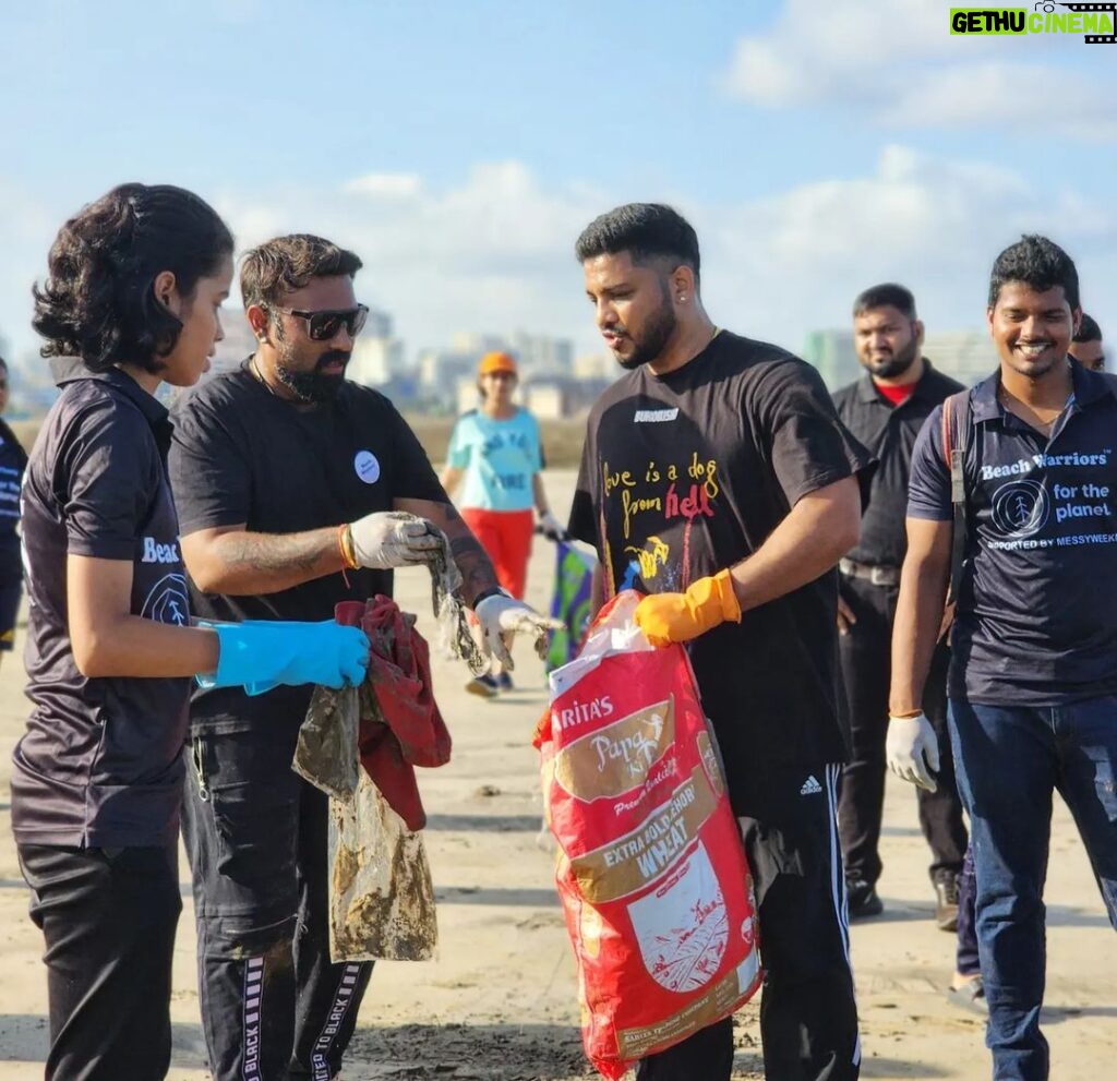 Raftaar Instagram - Thank you mere bhai @raftaarmusic for joining us today and making 264th week of @beachwarriorsindia strongest 💪✨️ #Earthday became even more special with your presence and motivation 💚✨️ Eagerly waiting for more such projects together 🤞 Love you Bhai 🧿🤗❤️ Juhu Koliwada