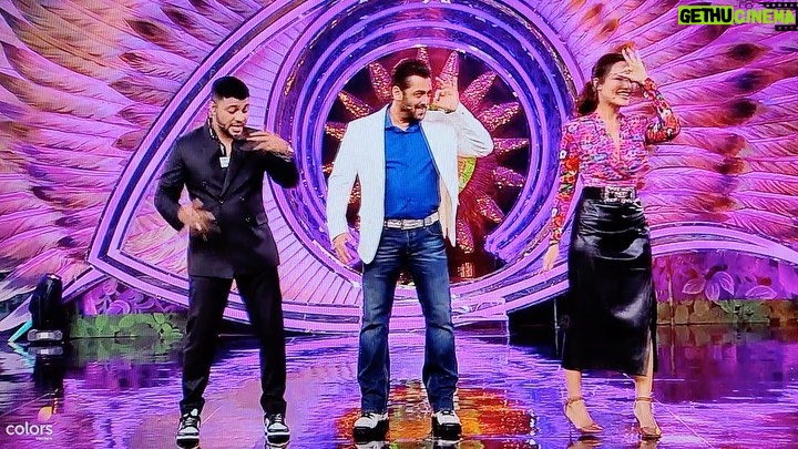 Raftaar - 154.3K Likes - Lo bhai ko bhi sikha diya Ghana Kasoota wala step! Thank you for having us on the show 💪🏼 @beingsalmankhan @colorstv
@surbhijyoti @sonymusicindia @kalamkaarmusic
Management @akprojekts @dnhartists
Artist manager @ashishsoni89 @vivzzzk
Styling @volambiladki
Makeup @im.swapnil
Hair @pranayparmar_hair
Security @arshamsiddique
#SalmanKhan #BigBoss
