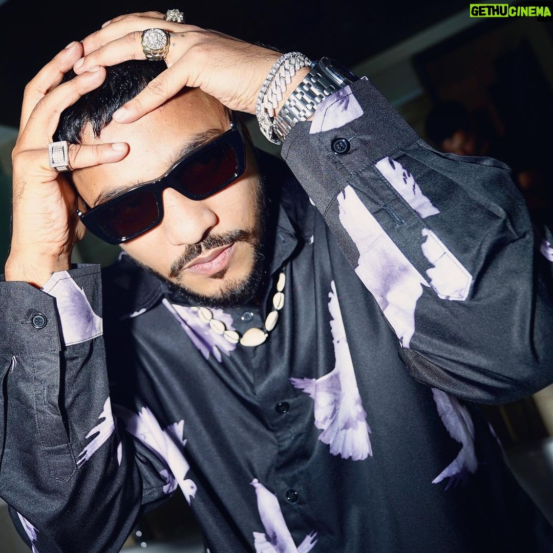 Raftaar Instagram - Yeh saari badi news tumse chupate chupate mera sarr dard ho raha hai but toofan se pehle shaanti zaroori hai. 🥷🧿🚀 Simple sa jawaab dedo bas….💭💭 Old School or New School ?? . . . . . 📸 @kartikkher ⭕️🩸 @kalamkaarmusic @akprojekts Delhi, India