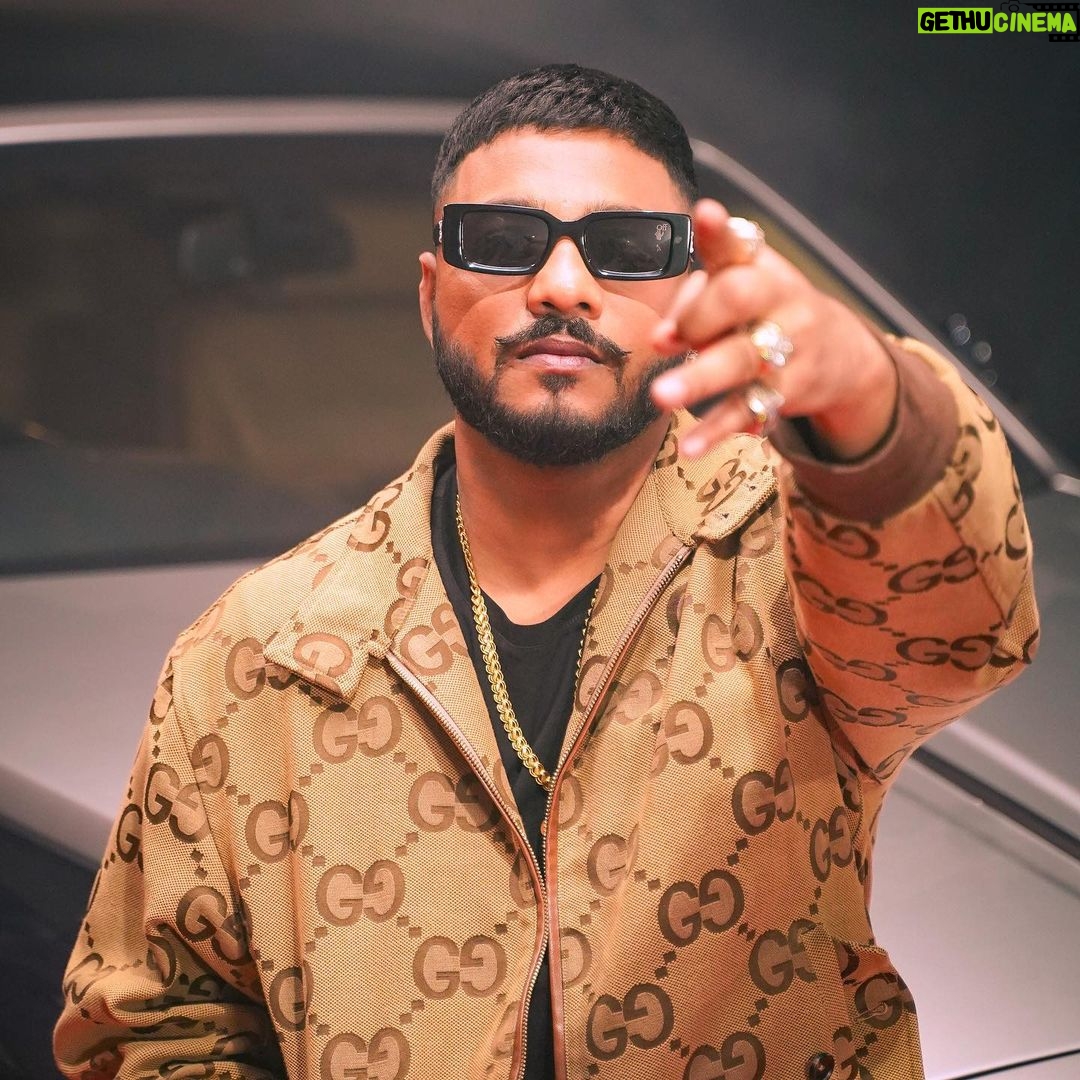 Raftaar - 161K Likes - Drop the name of your city below…🏠
I got a plan.🩸🩸🩸
.
@kalamkaarmusic #winnerscircle #jahanbolowahanraa
📸 @kartikkher