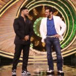 Raftaar Instagram - Big Boss ko bhi Ghana Kasoota laggey se jab gaana apna bajje se. Aaj Raat 9:30 Bhai bataenge hook step kaise karte hai. Badhiya se dekh lena. #malluchora #harjagahtaura Management @akprojekts @dnhartists Artist manager @ashishsoni89 @vivzzzk Styling @volambiladki Makeup @im.swapnil Hair @pranayparmar_hair Security @arshamsiddique @beingsalmankhan @surbhijyoti @sonymusicindia @colorstv Film City