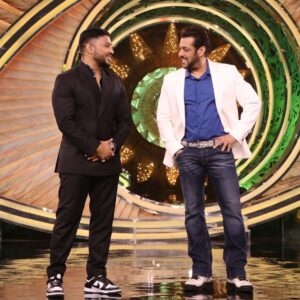 Raftaar Instagram - Big Boss ko bhi Ghana Kasoota laggey se jab gaana apna bajje se.
Aaj Raat 9:30 Bhai bataenge hook step kaise karte hai. Badhiya se dekh lena.
#malluchora #harjagahtaura

Management @akprojekts @dnhartists 
Artist manager @ashishsoni89 @vivzzzk 
Styling @volambiladki 
Makeup @im.swapnil 
Hair @pranayparmar_hair 
Security @arshamsiddique 

@beingsalmankhan @surbhijyoti @sonymusicindia @colorstv