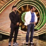 Raftaar Instagram - Big Boss ko bhi Ghana Kasoota laggey se jab gaana apna bajje se. Aaj Raat 9:30 Bhai bataenge hook step kaise karte hai. Badhiya se dekh lena. #malluchora #harjagahtaura Management @akprojekts @dnhartists Artist manager @ashishsoni89 @vivzzzk Styling @volambiladki Makeup @im.swapnil Hair @pranayparmar_hair Security @arshamsiddique @beingsalmankhan @surbhijyoti @sonymusicindia @colorstv Film City