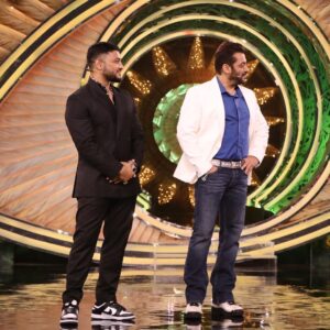 Raftaar Instagram - Big Boss ko bhi Ghana Kasoota laggey se jab gaana apna bajje se.
Aaj Raat 9:30 Bhai bataenge hook step kaise karte hai. Badhiya se dekh lena.
#malluchora #harjagahtaura

Management @akprojekts @dnhartists 
Artist manager @ashishsoni89 @vivzzzk 
Styling @volambiladki 
Makeup @im.swapnil 
Hair @pranayparmar_hair 
Security @arshamsiddique 

@beingsalmankhan @surbhijyoti @sonymusicindia @colorstv