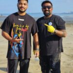 Raftaar Instagram – Thank you mere bhai @raftaarmusic for joining us today and making 264th week of @beachwarriorsindia strongest 💪✨️

#Earthday became even more special  with your presence and motivation 💚✨️

Eagerly waiting for more such projects together 🤞

Love you Bhai 🧿🤗❤️ Juhu Koliwada