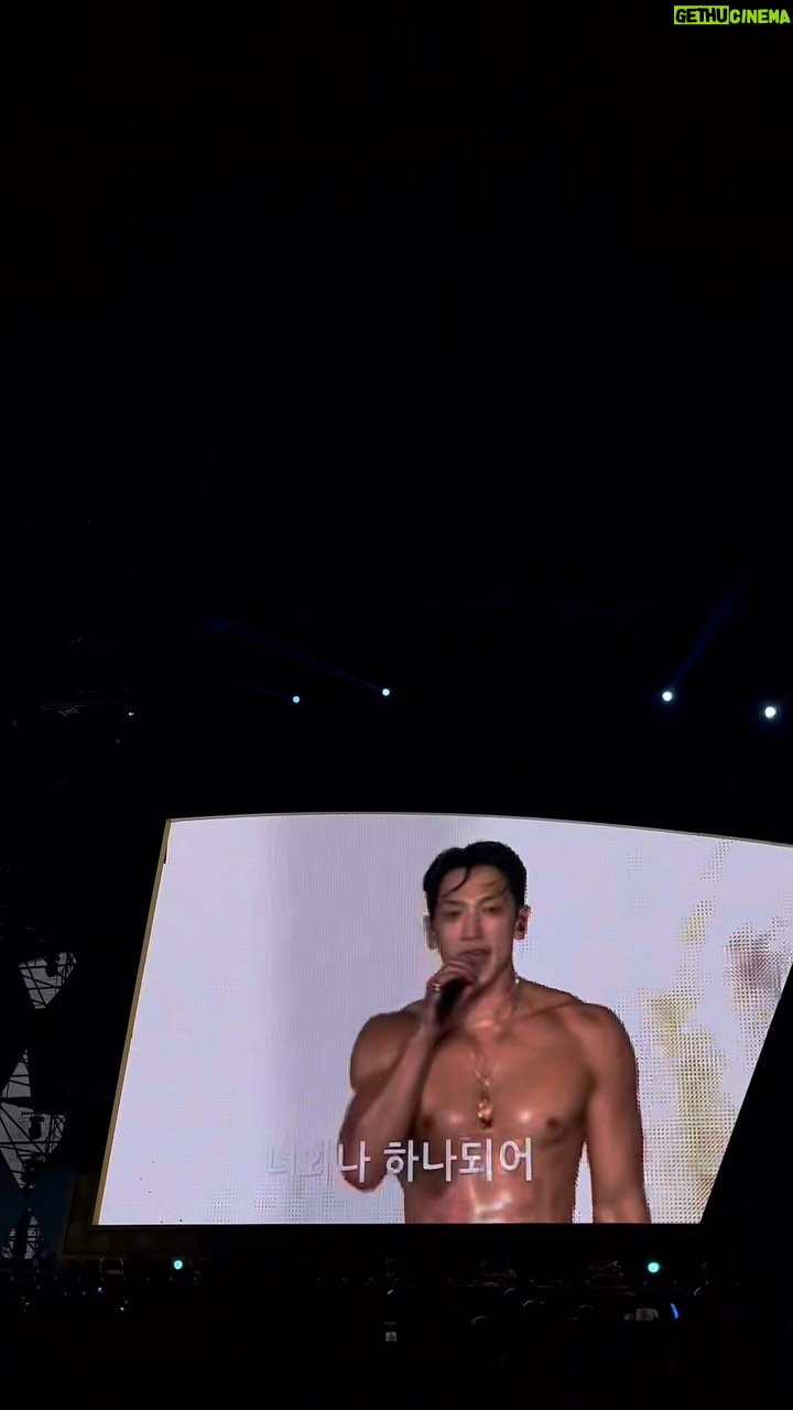 Rain - 274.4K Likes - 오랜만에 우리 형과 함께 🔥🔥🔥🔥담엔 제 콘서트에도 와주세요 그나저나 신곡 내야 하는데…🤟🏻🤣#흠뻑쇼#rain#psy