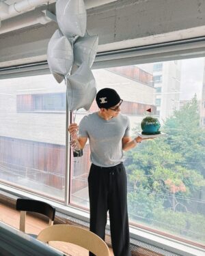 Rain Instagram - 우왕 ♥️미리 생일 축하 감사해요 좋은 작품도 보고 #쵝오#돈아님 의자임😎