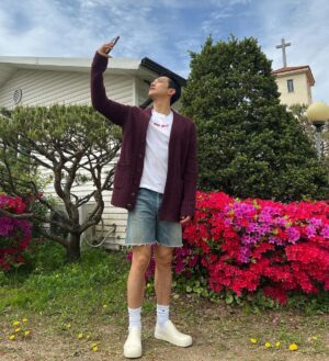 Rain Instagram - 촬영중~꽃놀이…🌸🌺