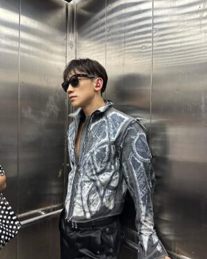 Rain Instagram - Happy new year 😍😍😍😍지금 끝났어요 오랜만에 31일날 마무리를 공연으로 하네요 2022 다들 고생하셨고 2023 새해 복 많이 받으시고 항상 모두 행복하세요#loveyou 
I’m so happy to greet 2023 on stage! I wish you all the best and Happy new year!😍😍😍😍😍😍