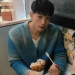 Rain Instagram - 🔥🔥🔥지나갈수 없었어 ….😨😓😄😅일하면서 먹는게 🙌👍🏻👍🏻#홍콩와플#한국엔없나유😋