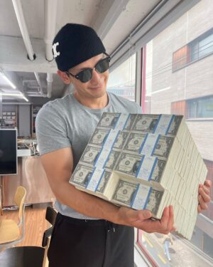 Rain Instagram - 우왕 ♥️미리 생일 축하 감사해요 좋은 작품도 보고 #쵝오#돈아님 의자임😎