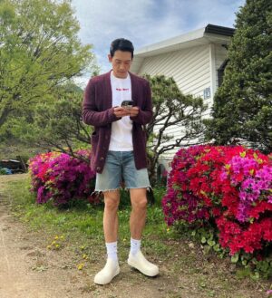Rain Instagram - 촬영중~꽃놀이…🌸🌺