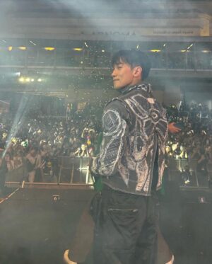 Rain Instagram - Happy new year 😍😍😍😍지금 끝났어요 오랜만에 31일날 마무리를 공연으로 하네요 2022 다들 고생하셨고 2023 새해 복 많이 받으시고 항상 모두 행복하세요#loveyou 
I’m so happy to greet 2023 on stage! I wish you all the best and Happy new year!😍😍😍😍😍😍