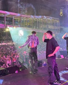 Rain Instagram - Happy new year 😍😍😍😍지금 끝났어요 오랜만에 31일날 마무리를 공연으로 하네요 2022 다들 고생하셨고 2023 새해 복 많이 받으시고 항상 모두 행복하세요#loveyou I’m so happy to greet 2023 on stage! I wish you all the best and Happy new year!😍😍😍😍😍😍