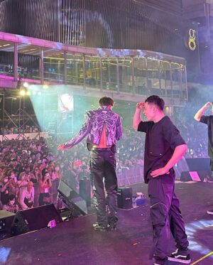 Rain Instagram - Happy new year 😍😍😍😍지금 끝났어요 오랜만에 31일날 마무리를 공연으로 하네요 2022 다들 고생하셨고 2023 새해 복 많이 받으시고 항상 모두 행복하세요#loveyou 
I’m so happy to greet 2023 on stage! I wish you all the best and Happy new year!😍😍😍😍😍😍