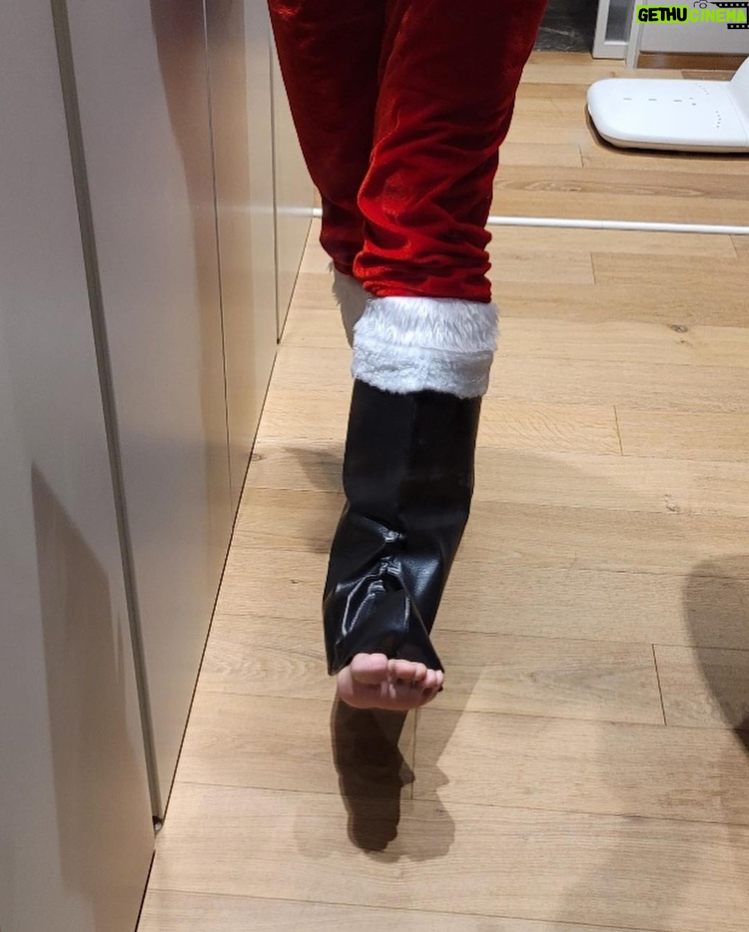 Rain Instagram - #분장#산타할아버지🎄새벽부터 혼자 죽는줄…산타가 있다고 믿게 해주는 것! 굉장히 어려운 일이었다#merrychristmas #부츠는왜바닥이빵구가#역시비싼거사야함#하지만성공적이었다#이제잘거임😴💤 🎄🎁🎄🎁🎄🎁