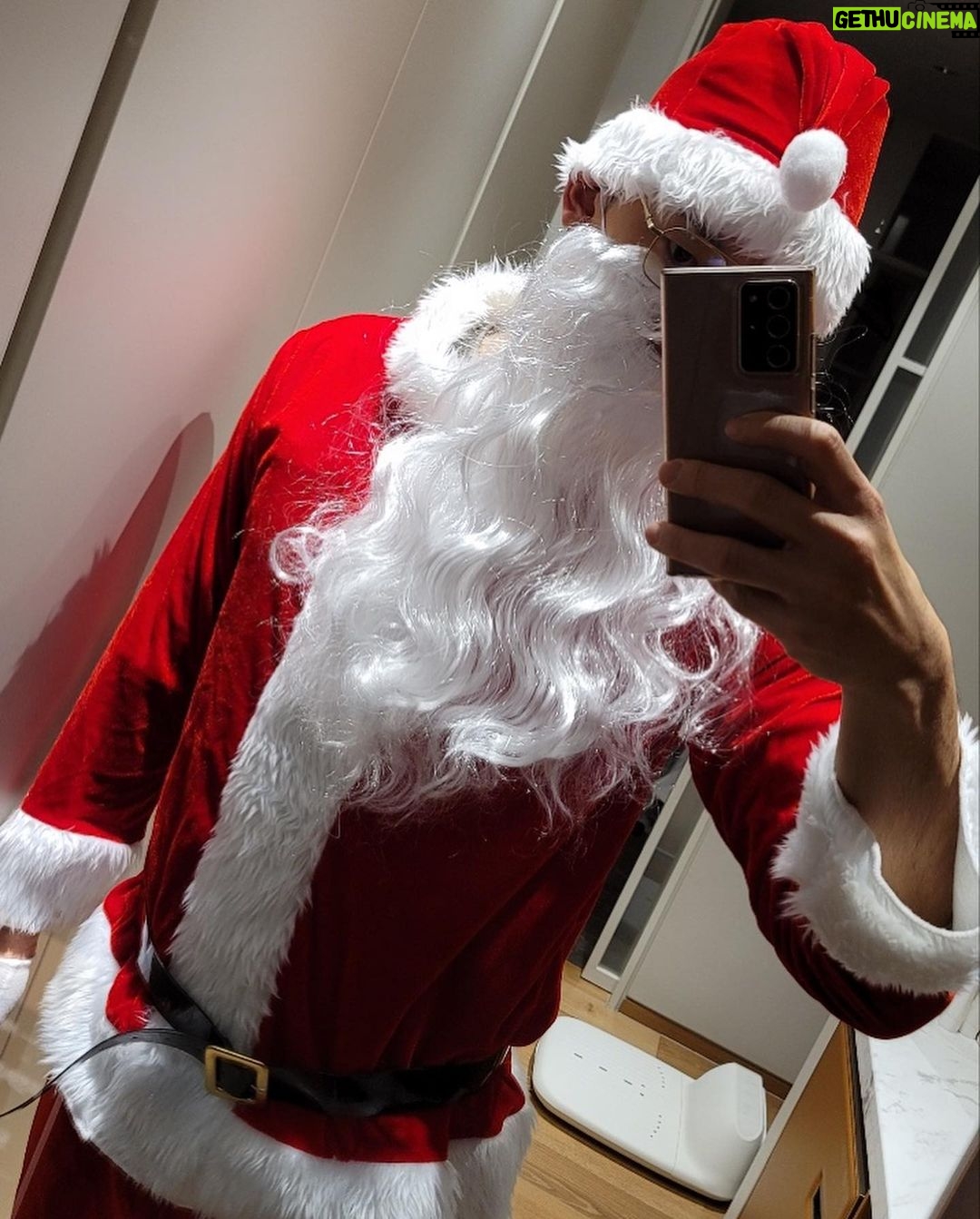 Rain Instagram - #분장#산타할아버지🎄새벽부터 혼자 죽는줄…산타가 있다고 믿게 해주는 것! 굉장히 어려운 일이었다#merrychristmas #부츠는왜바닥이빵구가#역시비싼거사야함#하지만성공적이었다#이제잘거임😴💤 🎄🎁🎄🎁🎄🎁