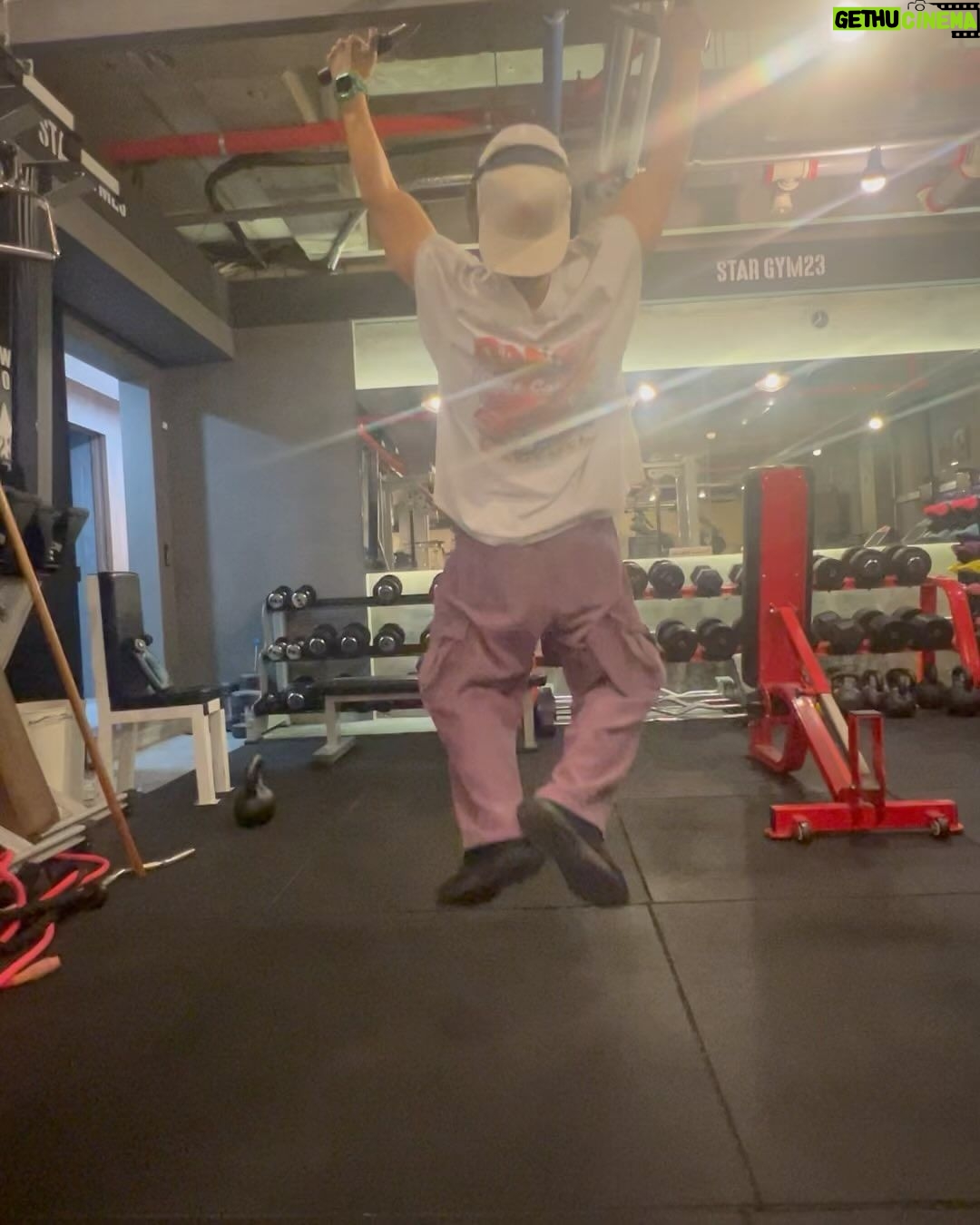 Rain - 188.1K Likes - Merry Christmas 🎁🎄 …눈이 오나 비가 오나 크리스마스이브고 뭐고 운동은 매일 이유 없음 잠 안잠 정신력 중요 …운동하려고 그냥 함 …역시 클럽은 헬스 클럽….❤️👍🏻🔥🎄