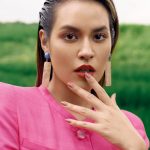 Raisa Andriana Instagram - Istimewa ulang tahun ke-20 @glammalaysia ! GLAM meraikan ulang tahun dua dekad bersama juita-juita ASEAN. Bertemakan #beyondborders , collector’s issue ini menampilkan naratif yang digubah istimewa dan memberi inspirasi kepada pencinta GLAM. Edisi ulang tahun ke-20 ini juga didedikasikan kepada kelompok kreatif lokal yang sama-sama mewarnai dunia penerbitan majalah Malaysia bersama GLAM. Pengarah kreatif @aizataidid Pengarah kecantikan @iamjulzmn Pengarang fesyen @johankassim Pengarah seni @ayoi.arif Pereka grafik @hil.pele Editor digital @kimmirashi Teks @septemberpagi Solekan @khirkhalid Rambut @codychua Gambar @edmundlcy @hexaproductionstudio Video @jbombxox @simon.tan_ Outfit @louisvuitton Mekap @lancomeofficial #GLAM #GLAMMalaysia #GLAM2Dekad #GLAMBeyondBorders #LANCOMEMY #LANCOMEMAKEUP #raisa #raisa6690