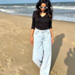 Raiza Wilson Instagram – Jeans on the beach 🏝️