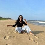 Raiza Wilson Instagram – Jeans on the beach 🏝️