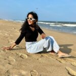 Raiza Wilson Instagram – Jeans on the beach 🏝️