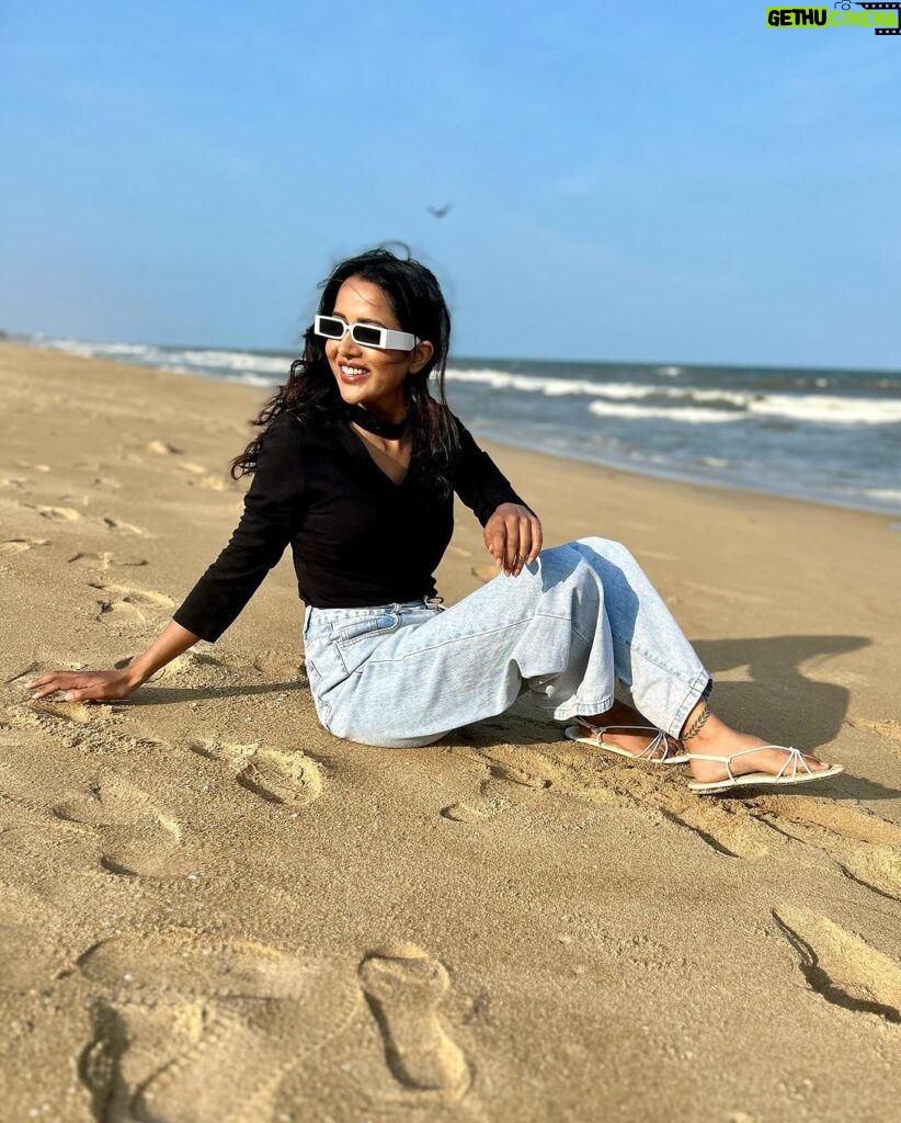 Raiza Wilson Instagram - Jeans on the beach 🏝