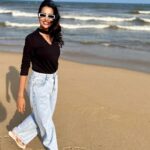Raiza Wilson Instagram – Jeans on the beach 🏝️