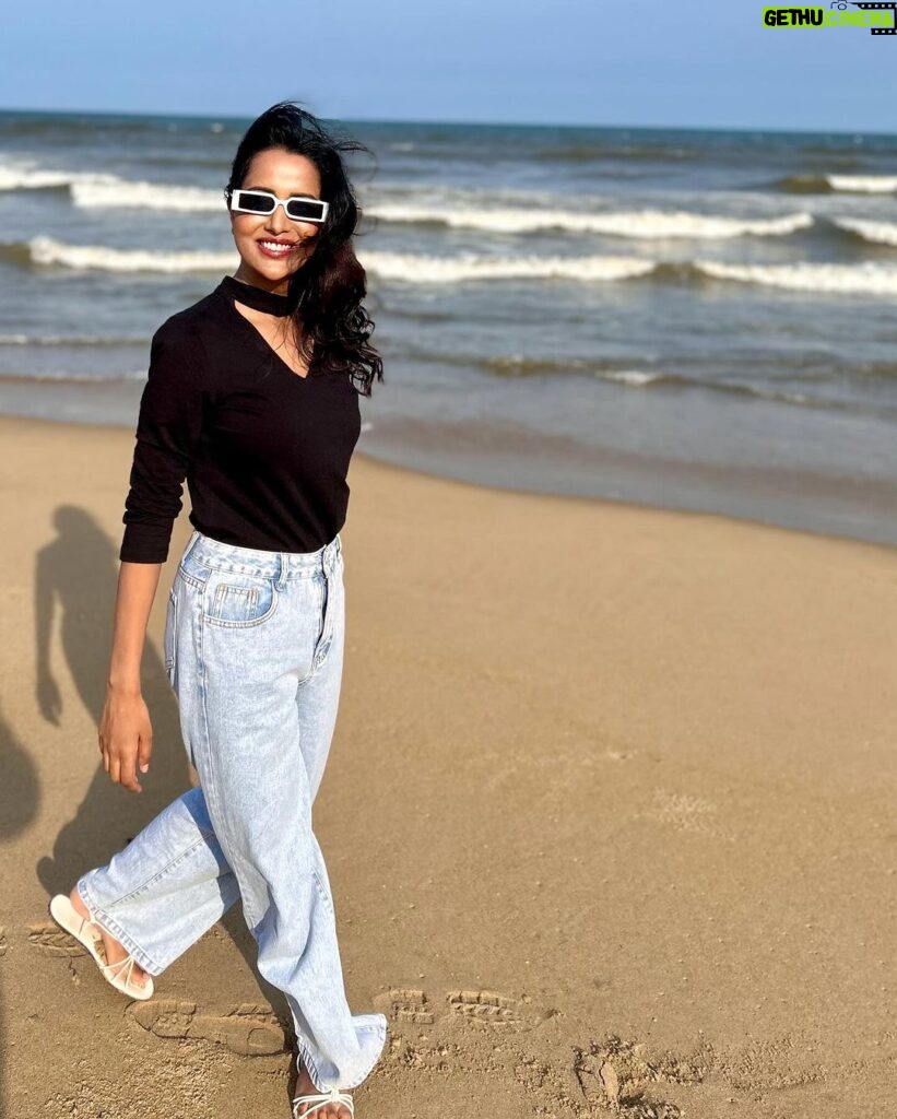 Raiza Wilson Instagram - Jeans on the beach 🏝️